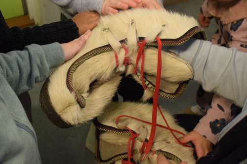 Barna prøvde samiske skaller(sko)